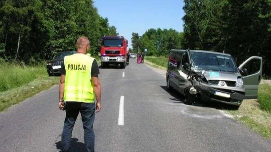 Borysik: Bus z dziećmi uderzył w jeepa. 4 osoby w szpitalu (zdjęcia)