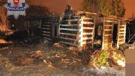 Bosa kobieta stała na ulicy. Jej dom płonął