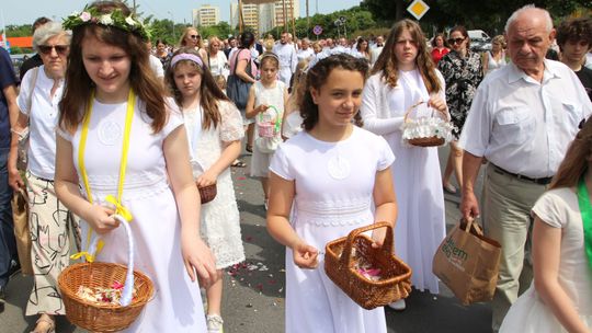 Boże Ciało (80 zdjęć). Tysiące wiernych przeszły ulicami Puław 