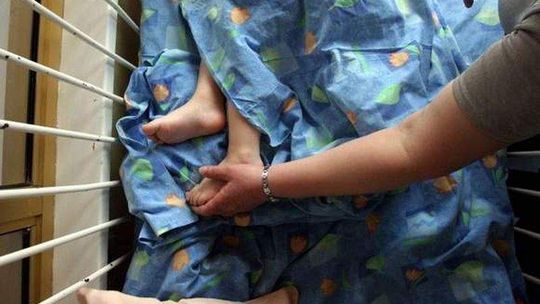 Bracia byli tak wycieńczeni, że mogli umrzeć. Rodzice przed sądem