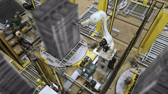 Brak specjalistów od montażu? 3 błędy, które gwarantują przestoje na Twojej nowej linii produkcyjnej