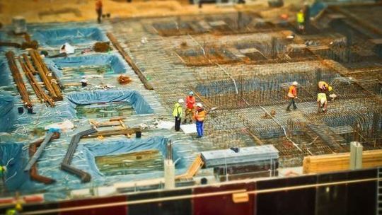 Brakuje chętnych do pracy w branży budowlanej. Za granicą zarobią nawet trzy razy więcej