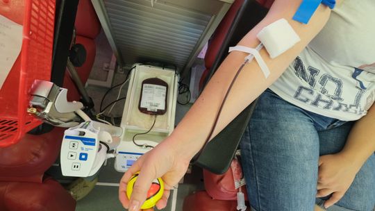 Mężczyzna podpięty do aparatury do oddawania krwi