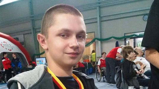 Brakuje już tak niewiele. Młody człowiek zbiera na wózek inwalidzki