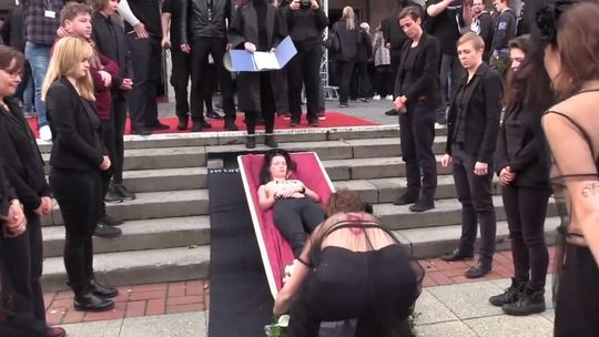 "Branża seksualna zabija". Aktywistki FEMEN protestowały w Berlinie. Zainscenizowały pogrzeb