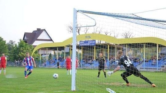Brat Cukrownik – Ruch Izbica 5:0. Było czerwono