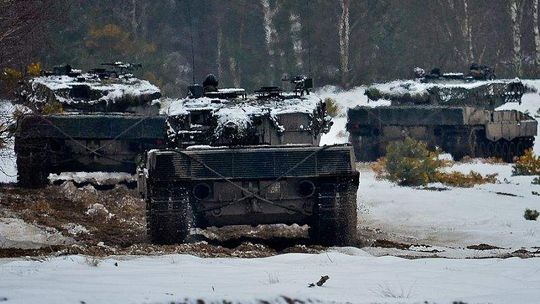 Brawurowa szarża Leopardów w śniegu i wodzie (zdjęcia)