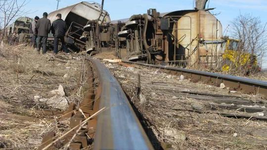 Brody Duże: Wykolejony pociąg zablokował drogę (zdjęcia)