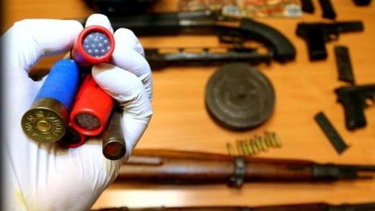 Broń, amunicja, narkotyki i materiały wybuchowe. Trzy osoby podejrzane o handel