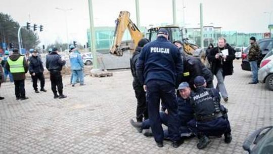 Bronił parkingu własnym ciałem, wyniosła go policja i straż miejska (wideo)