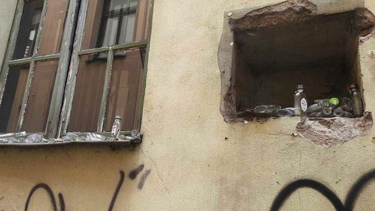 Brud, smród a chcą handlować. Zaułek Starego Miasta zostawiony sam sobie