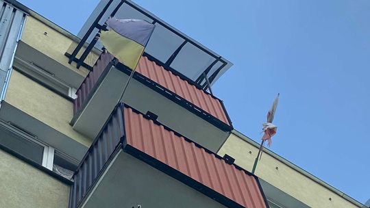 Brudna flaga na balkonie. Straż Miejska interweniuje 