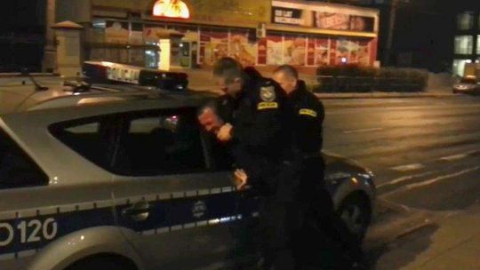 Brutalna interwencja policji? "Mężczyzna stawiał opór, wyzywał, chciał uderzyć"