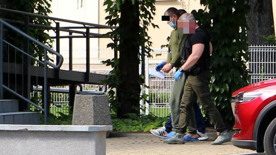 Brutalne morderstwo w Puławach. Wciągnął kobietę do mieszkania i zadał serię ciosów nożem