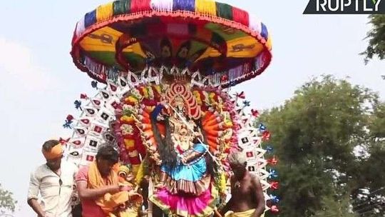 Brutalne rytuały na święcie w Indiach. Hindusi gryzą żywe kurczaki