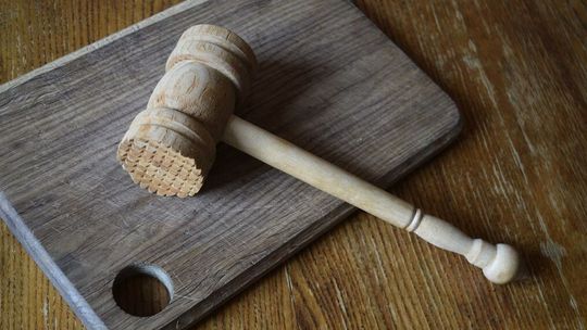 Brutalne urodziny z użyciem tłuczka do mięsa