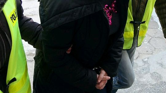 Brutalnie pobiła mężczyznę i schowała się w szafie