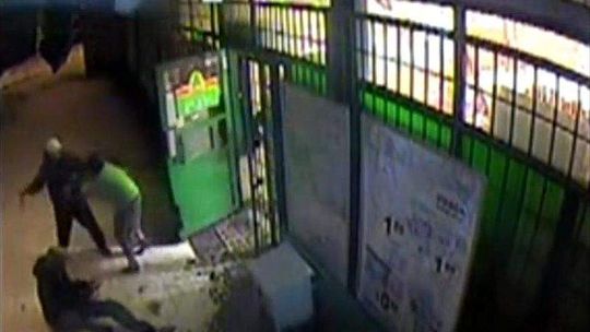 Brutalny napad na Bronowicach. Bandyci skopali ekspedientkę i jej męża (wideo)