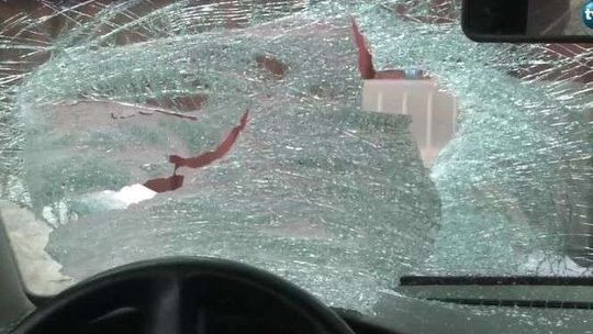 Bryła lodu spadła z tira na samochód osobowy. Twarz kierowcy poraniona szkłem