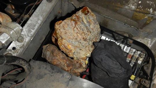 Bryły bursztynu ukryte pod akumulatorami wykryte w Dorohusku