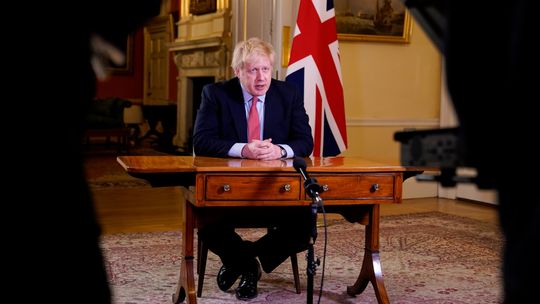 Brytyjski premier Boris Johnson w dobrym nastroju i oddycha bez wspomagania