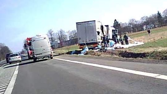 Brzezice: Ciężarówka z karmą wywróciła się w rowie (wideo)