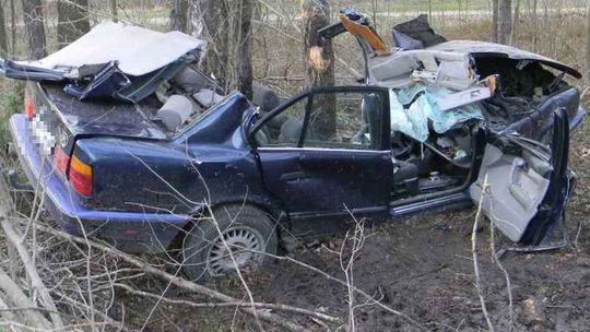 Brzozowica Duża: BMW z pijanym kierowcą roztrzaskało się na drzewie