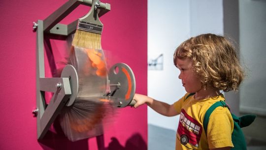 Brzuchomówca i milczące obrazy. Wystawa dla dzieci w Galerii Labirynt