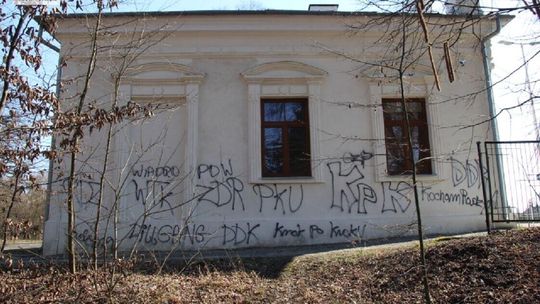 Brzydkie napisy wandali na dworcu będą usunięte po kilku latach