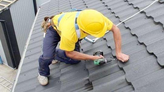 Budowa domu. Zabezpiecz dach przed zimą