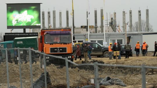 Budowa lotniska w Świdniku: Stawiają słupy pod dach terminalu