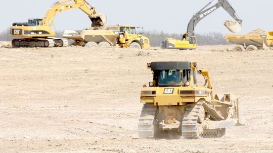 Budowa lotniska w Świdniku: Szykują grunt pod płytę (zdjęcia)