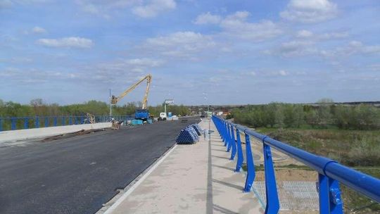 Budowa mostu na Wiśle w Kamieniu dobiega końca