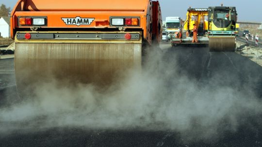 Budowa S17: Asfalt nie lubi deszczu