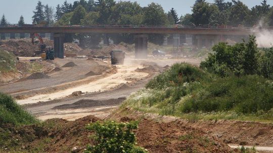 Budowa S17: Drogowcy lubią słońce. Prace idą pełną parą