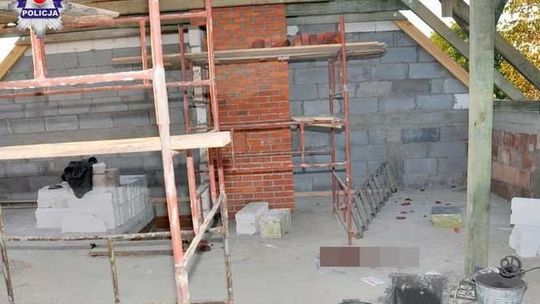 Budował dom, spadł z rusztowania na beton. Trafił do szpitala