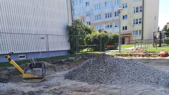 Budują boisko między blokami. Ma być dostępne dla wszystkich