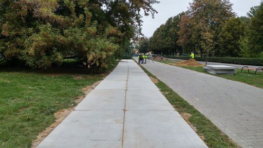 Budują kładkę dla pieszych i rowerzystów nad Bystrzycą. Objazd wzdłuż rzeki