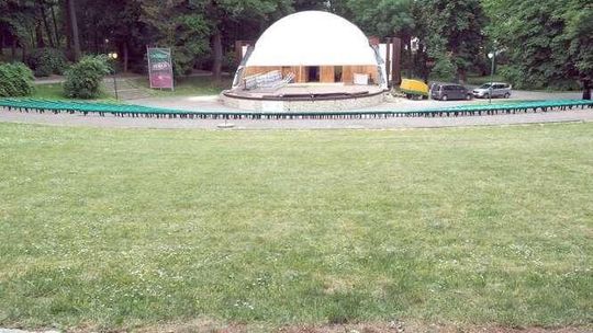 Budują tymczasowy dach nad muszlą koncertową w Ogrodzie Saskim