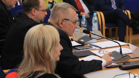 Budżet Puław przyjęty. Radny Grobel krytycznie o kreatywności prezydenta Maja