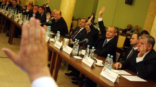 Budżet województwa uchwalony. Najwięcej pieniędzy na drogi