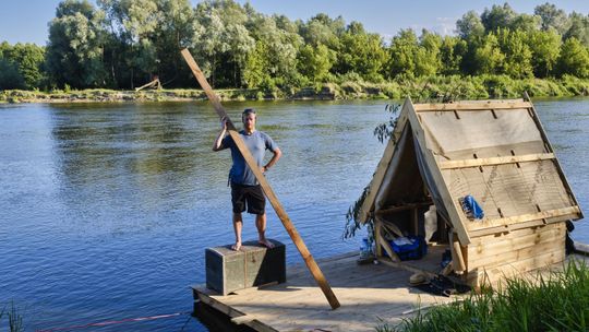 "Bug to ostatnia tak duża dzika rzeka w Polsce". Płynie tratwą przeciwko budowie drogi wodnej E-40
