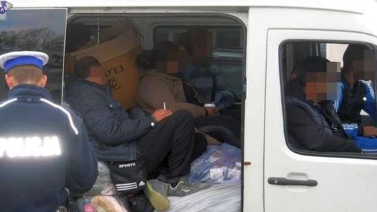 Bułgarzy w busie siedzieli na workach i kartonach