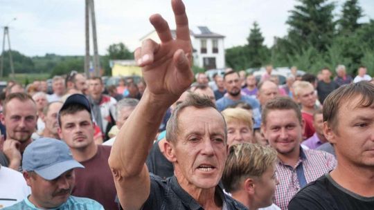 Bunt rolników przeciwko niskim cenom malin - tłumy na spotkaniu w Bobach. A politycy się kłócą
