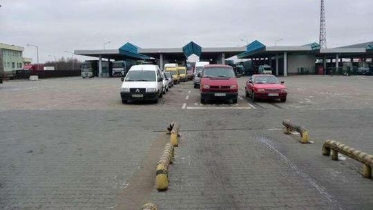 Burda na granicy. Ukraińcy skopali samochód Polaka