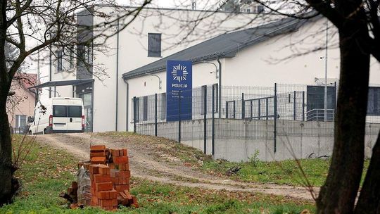 Burmistrz i policja. Komisariat w Annopolu niemal gotowy, ale brakuje do niego drogi