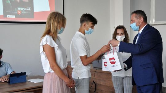 Burmistrz nagrodził sportowców, a radna pyta o nagrody dla uczniów