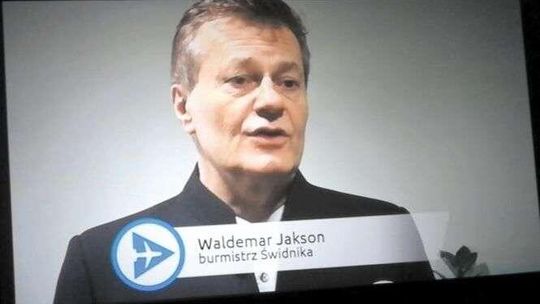 Burmistrz w kinie przed bajką i reklamą żelek. To kampania wyborcza?