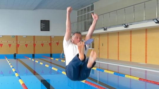 Burmistrz wskoczył do basenu w ubraniu, sanepid bada wodę. "Nie spodziewałem się, że to wywoła taką aferę"