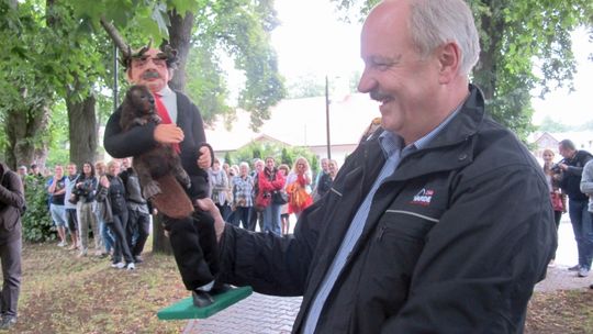 Burmistrz Zwierzyńca dostał w prezencie swoją figurkę